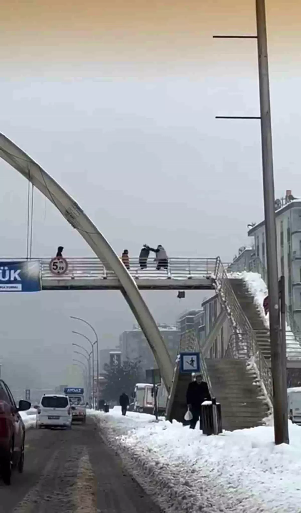 Diyarbakır'da bir şahıs çocukları öldüresiye dövdü: O anlar kamerada