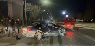Ehliyetsiz sürücünün kullandığı otomobilin refüje çarptığı kazada 2 kişi yaralandı