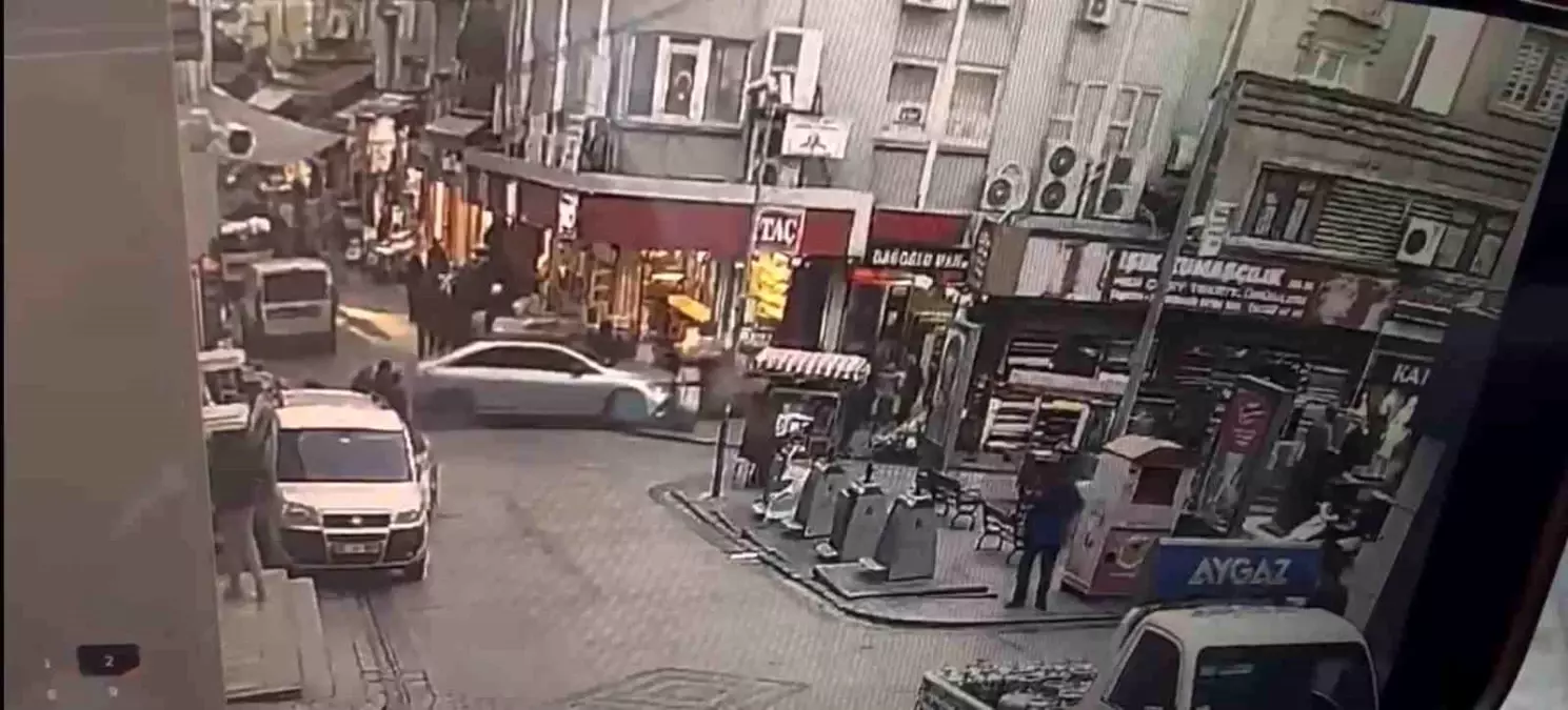 Eminönü'nde fren yerine gaza basan sürücü vatandaşların arasına daldı