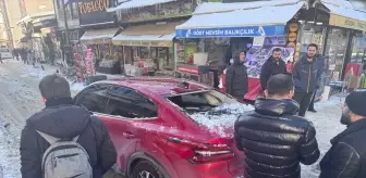 Erzurum'da çatıdan düşen kar kütlesi seyir halindeki araçta hasara yol açtı