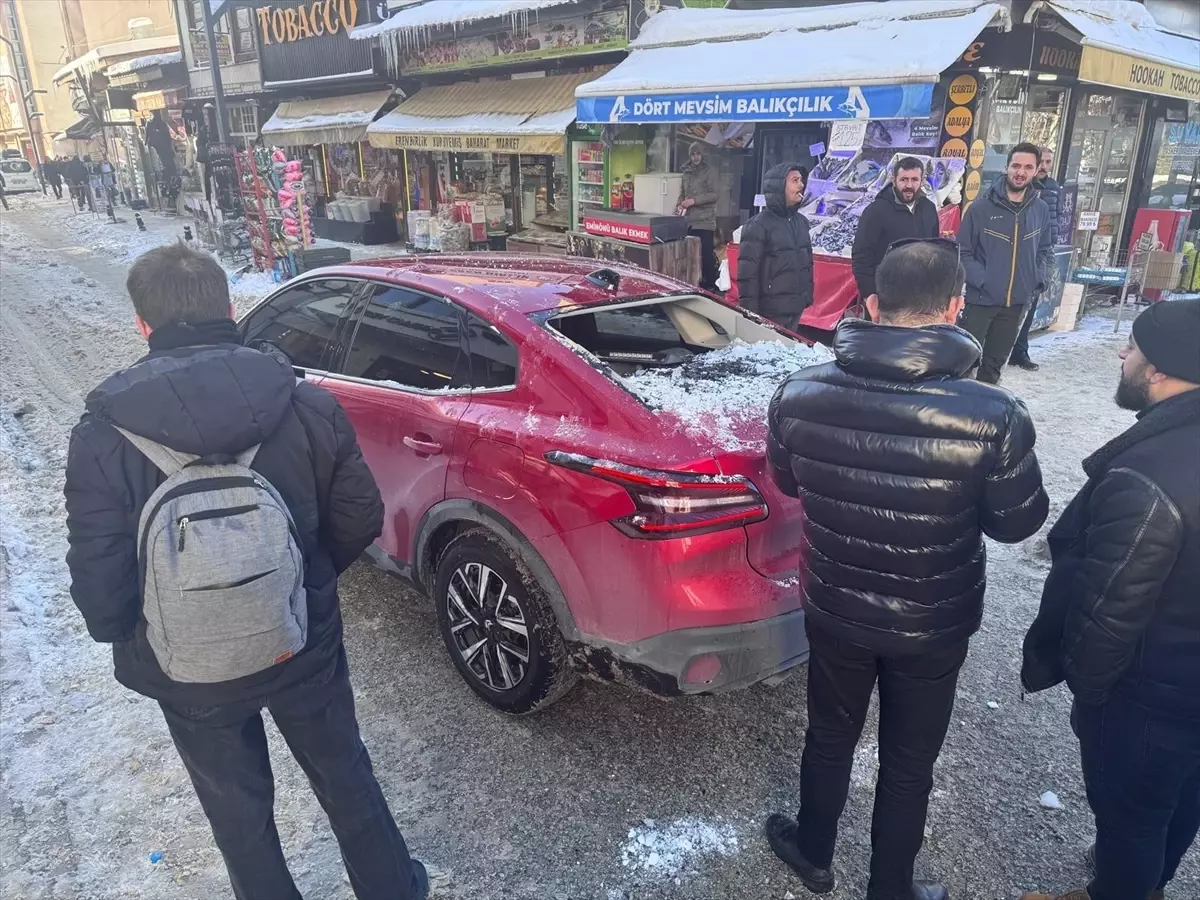 Erzurum'da çatıdan düşen kar kütlesi seyir halindeki araçta hasara yol açtı