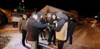 Erzurum'da karla mücadele ekiplerine çay ve tatlı ikramında bulunuldu