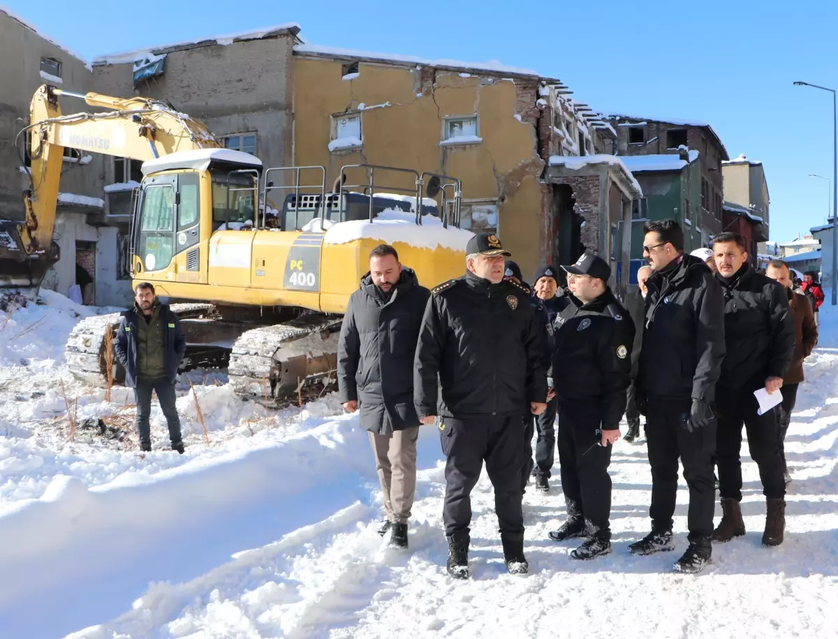 Erzurum'da suç önleyici faaliyet kapsamında metruk binalar yıkılıyor