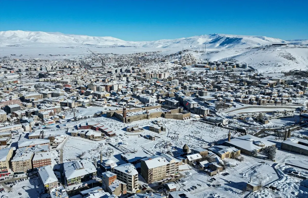 Erzurum, Kars, Ağrı, Tunceli ile Ardahan'da kar ve soğuk hava etkili oldu