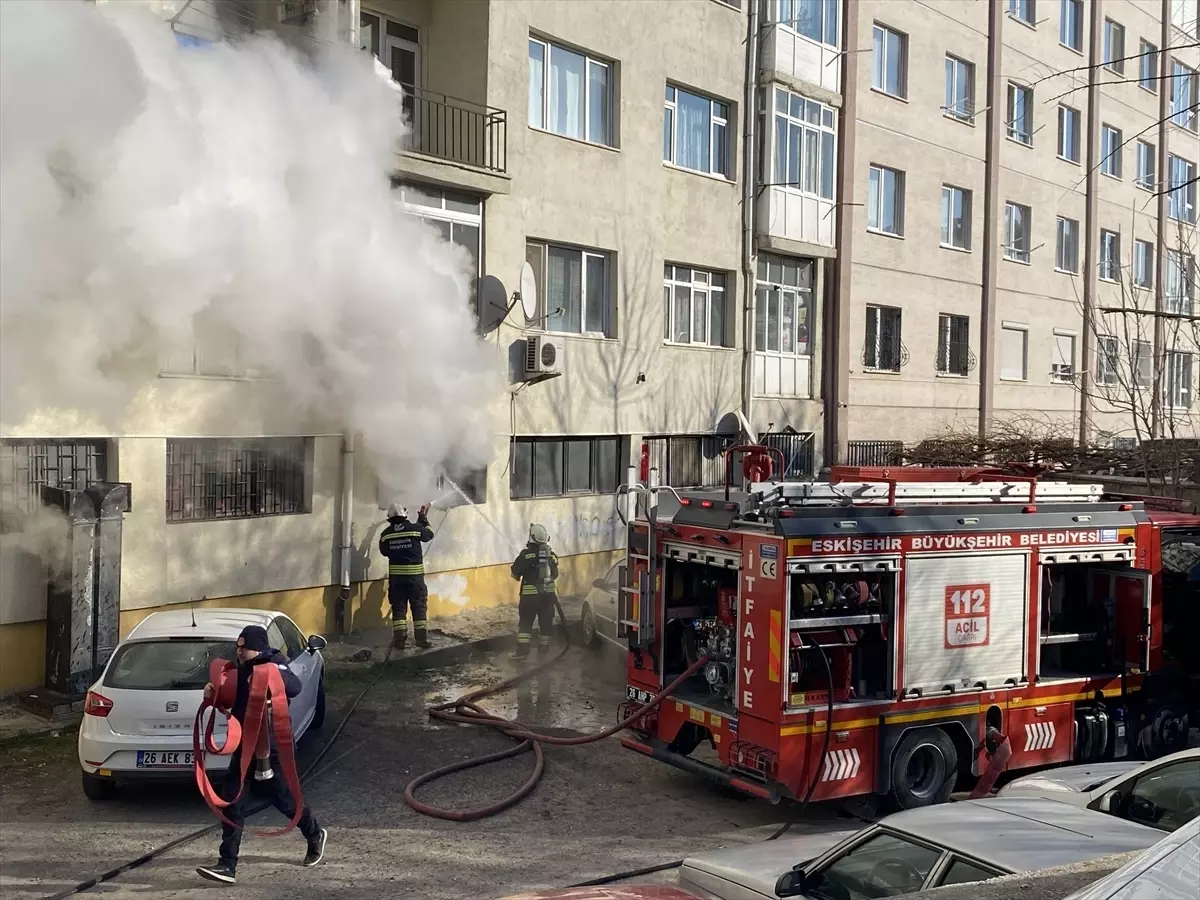 Eskişehir'de bir apartmanın zemin katında çıkan yangın söndürüldü