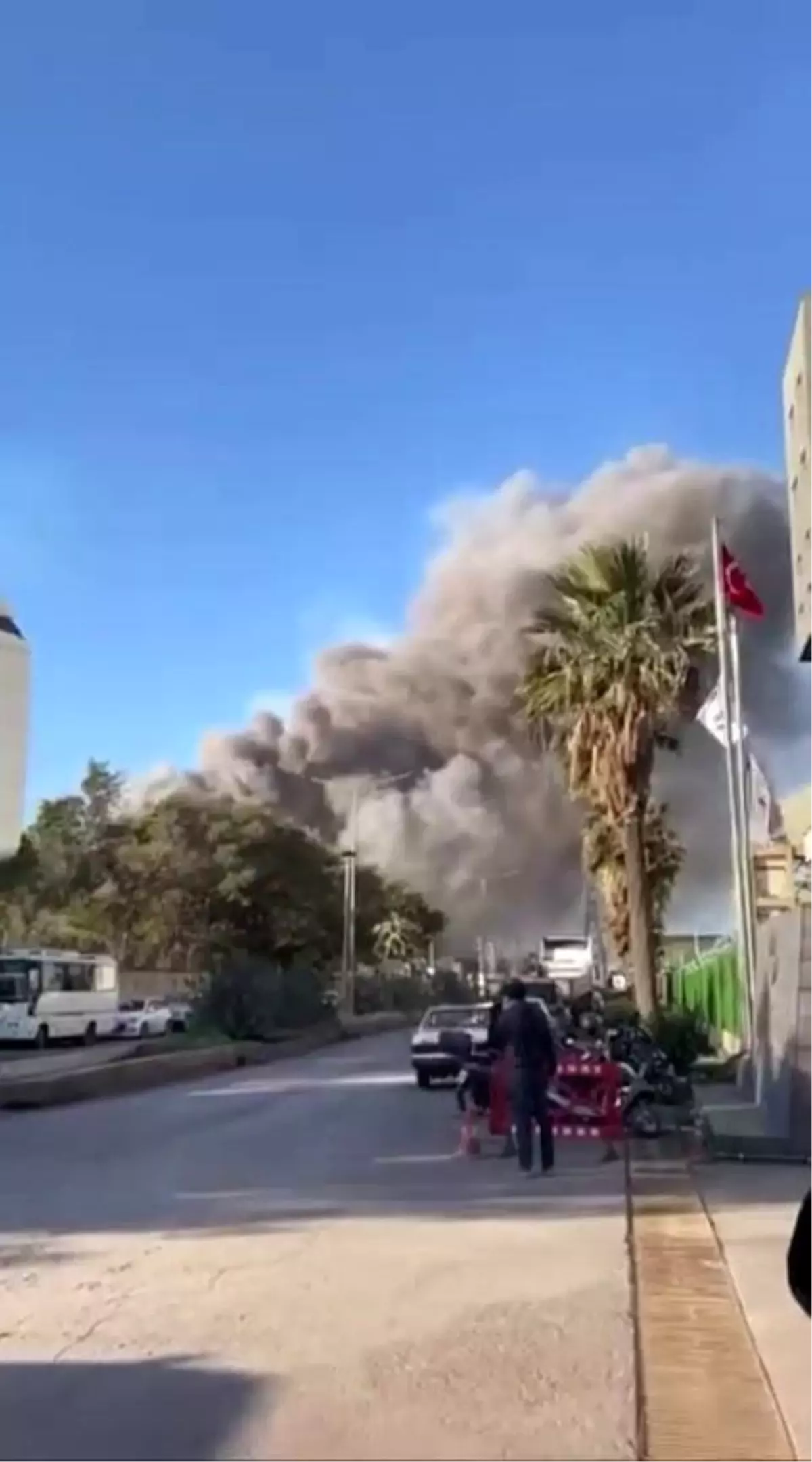 Fabrikada yaşanan patlamayla yükselen duman paniğe neden oldu