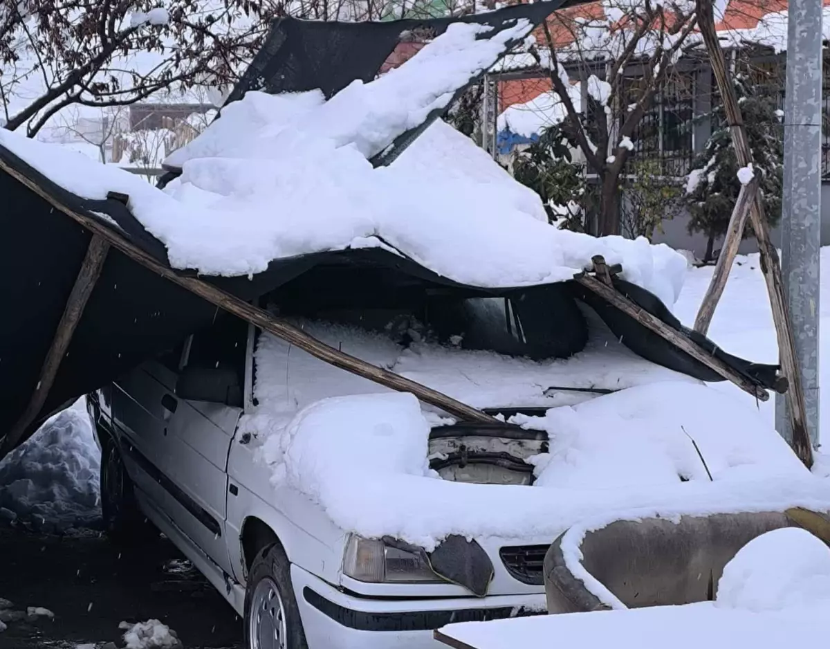 Gaziantep'te 12 iş yerinin çatısı kardan çöktü