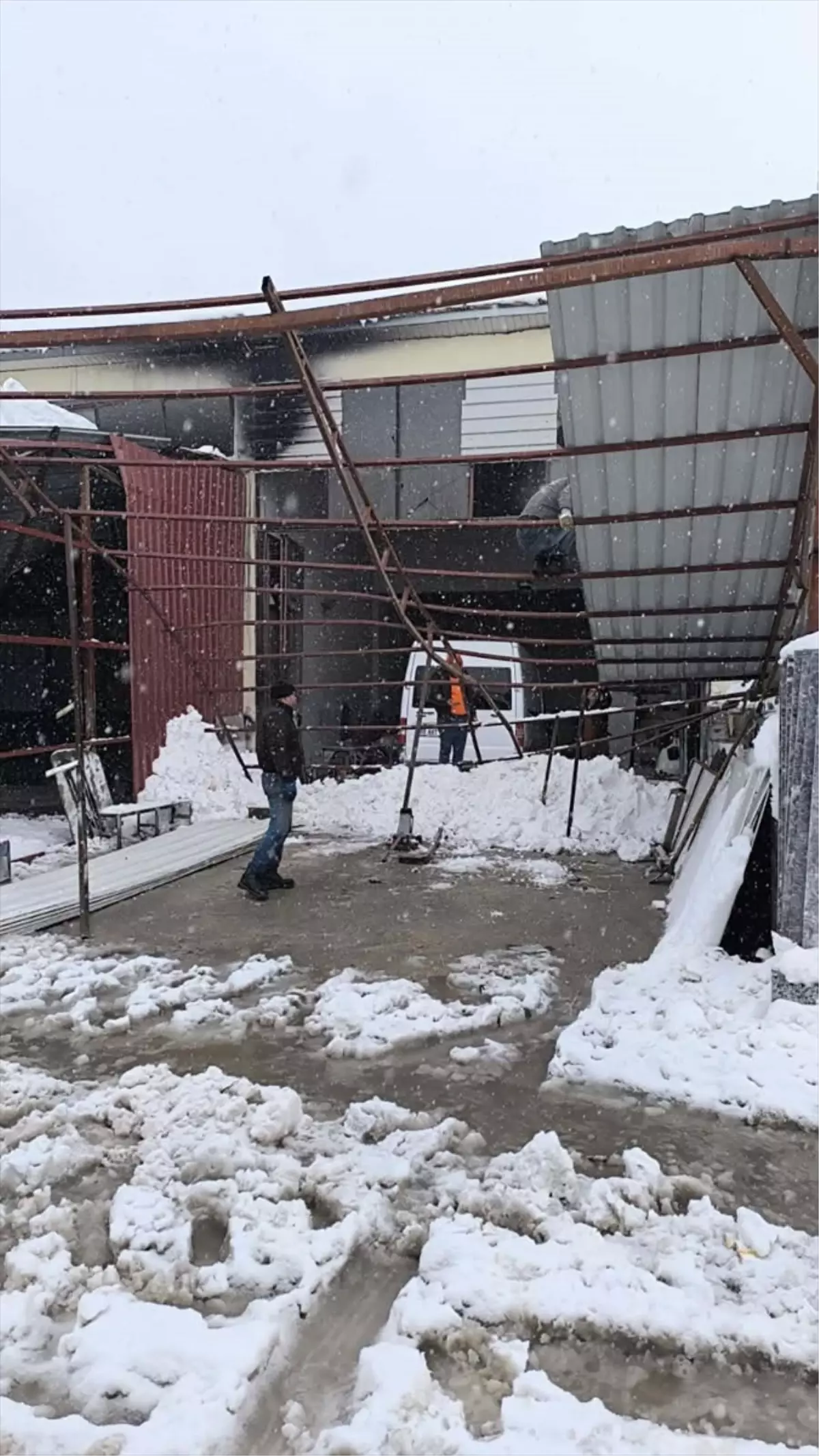 Gaziantep'te kar nedeniyle 10 iş yerinin çatısı çöktü