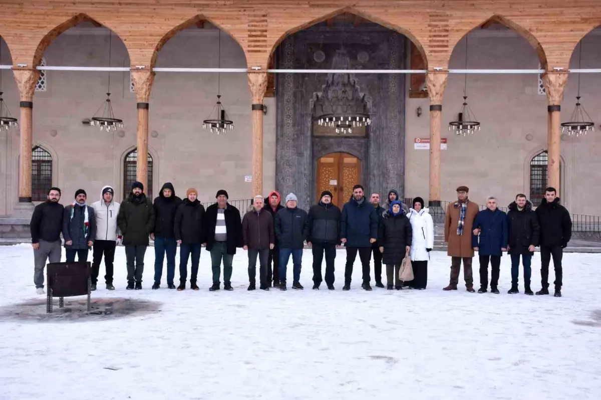 Gençler sabah namazında bir araya geldi