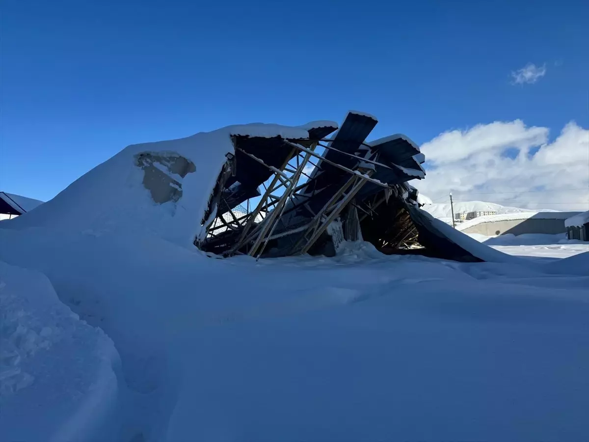 Hakkari'de kar nedeniyle bazı halı saha ve binaların çatıları çöktü