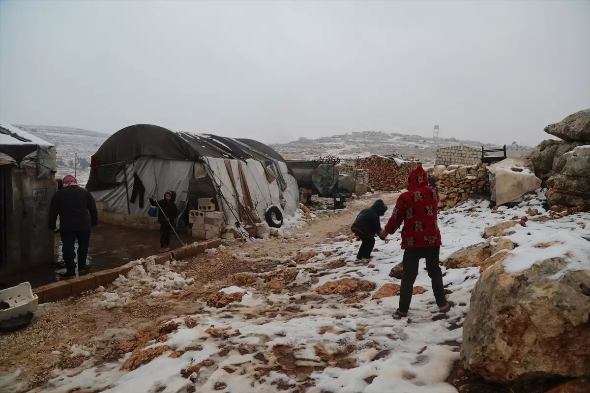 İdlib ve Halep'teki çadır kamplarda yaşayan Suriyeliler çetin kış şartlarıyla mücadele ediyor