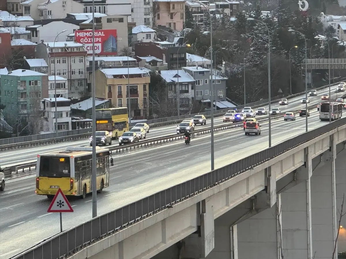 İstanbul'da Kar Yağışı Trafiği Rahatlatıyor