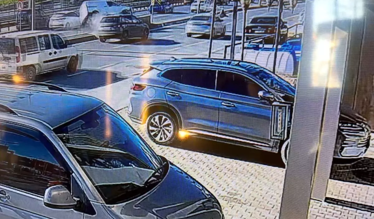 İstanbul E-5 Saadetdere'de trafiği kilitleyen kaza