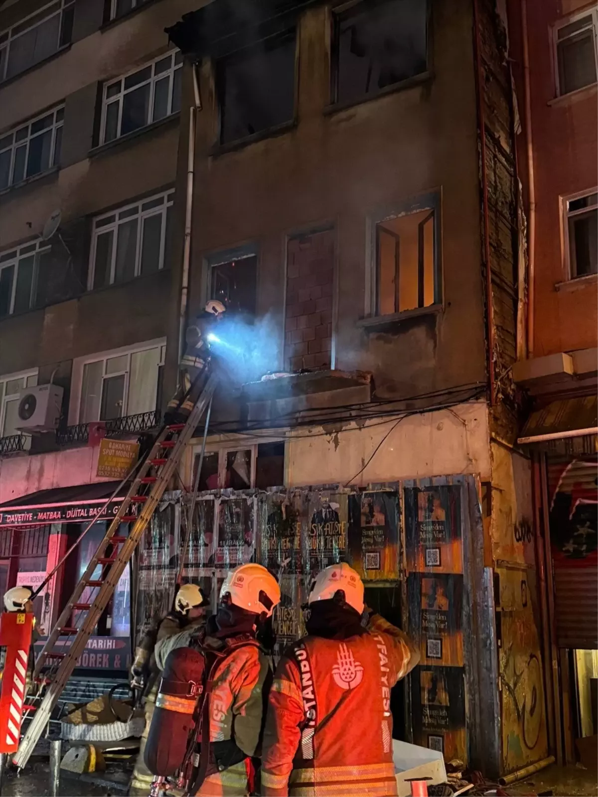 Kadıköy'de metruk binada çıkan yangında pencereden atlayan kişi ağır yaralandı