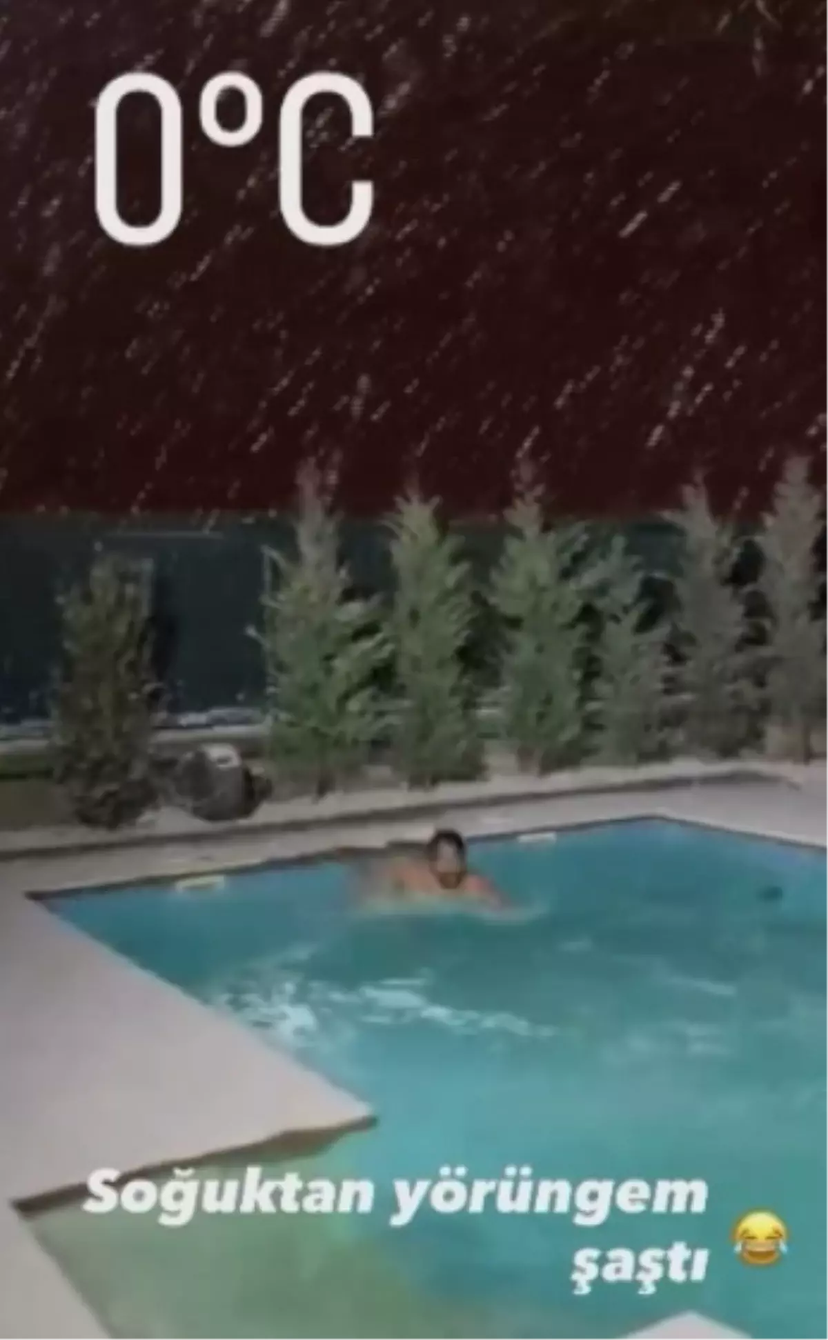 Kar Yağarken Havuza Girdi, Anları Cep Telefonuyla Kaydedildi