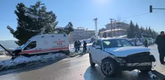 Karabük'te cip ile çarpışan ambulanstaki 2 sağlık çalışanı yaralandı