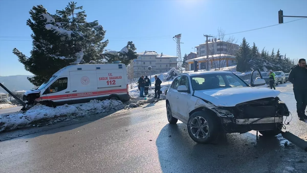Karabük'te cip ile çarpışan ambulanstaki 2 sağlık çalışanı yaralandı
