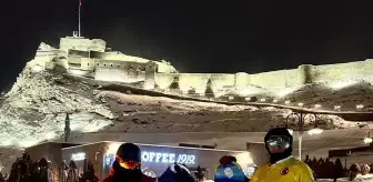 Karla beyaza bürünen Kars Kalesi'nden snowboardla kayarak indiler