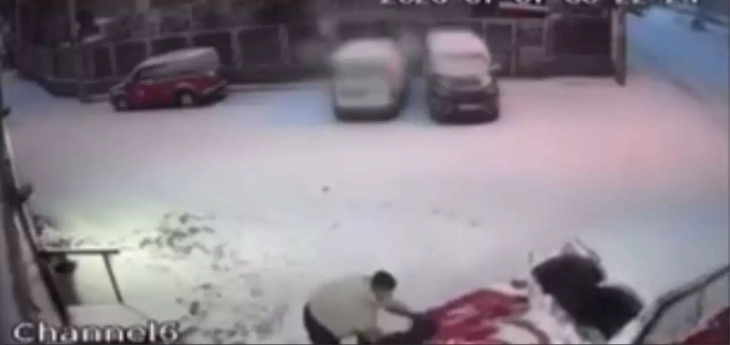 Karla kaplı yolda kayan otomobili durdurup, kazayı önlediler