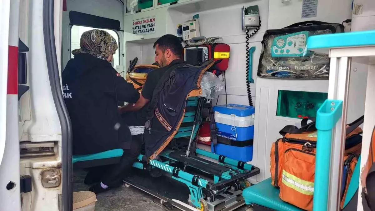 Karla mücadele ekipleri yolları açıyor, hastalara zamanında müdahale yapılıyor