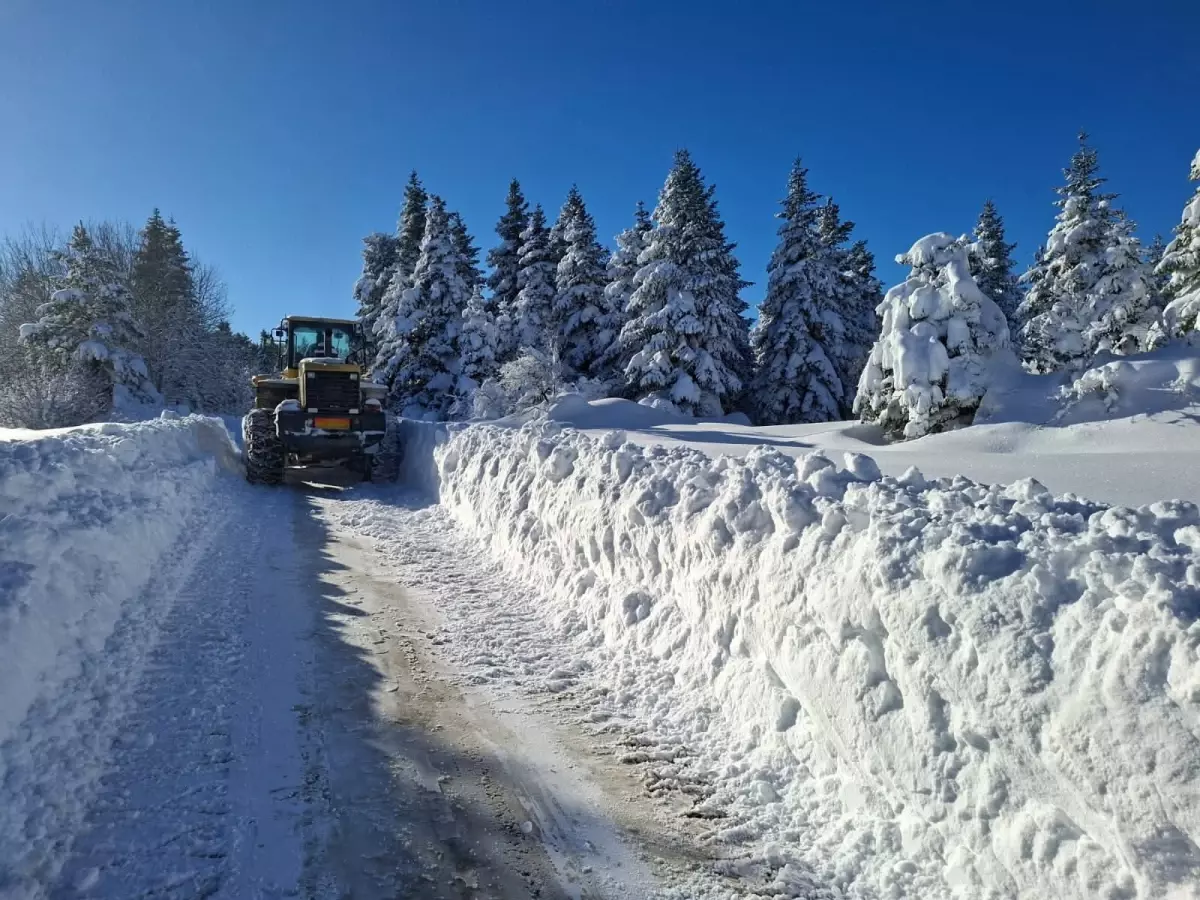 Kastamonu'da 328 köy yolunda kar küreme çalışmaları sürüyor