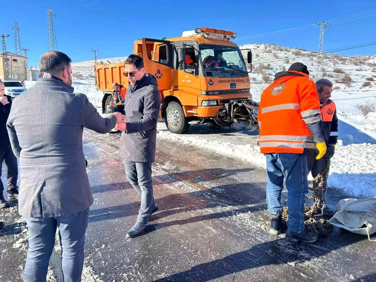 Kaymakam Öztaş, kar mesaisinde olan ekiplerle bir araya geldi