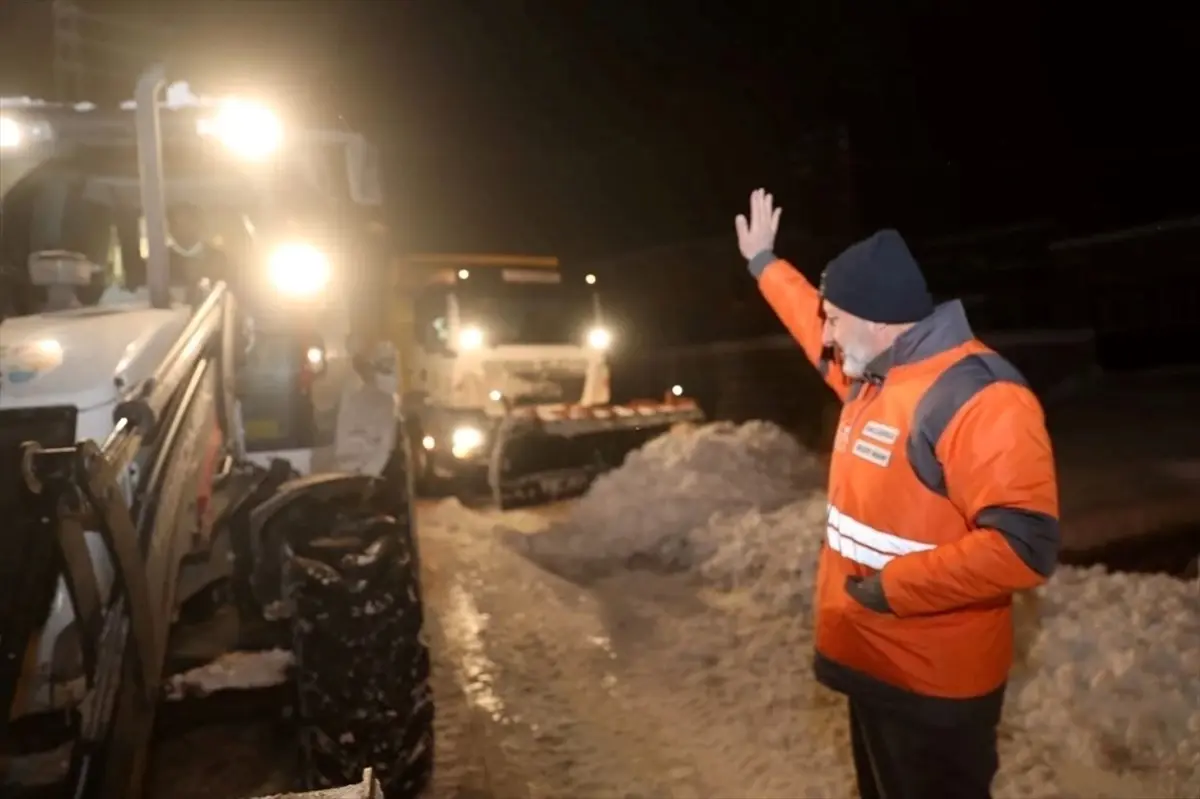 Kocasinan Belediyesinin kar temizleme çalışmaları sürüyor