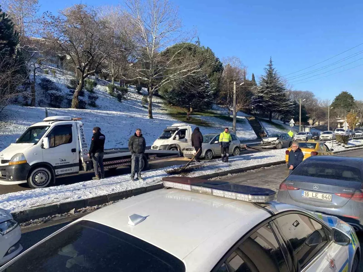 Kontrolden çıkan otomobil çarptığı aracı karşı yöne savurdu: 4 yaralı