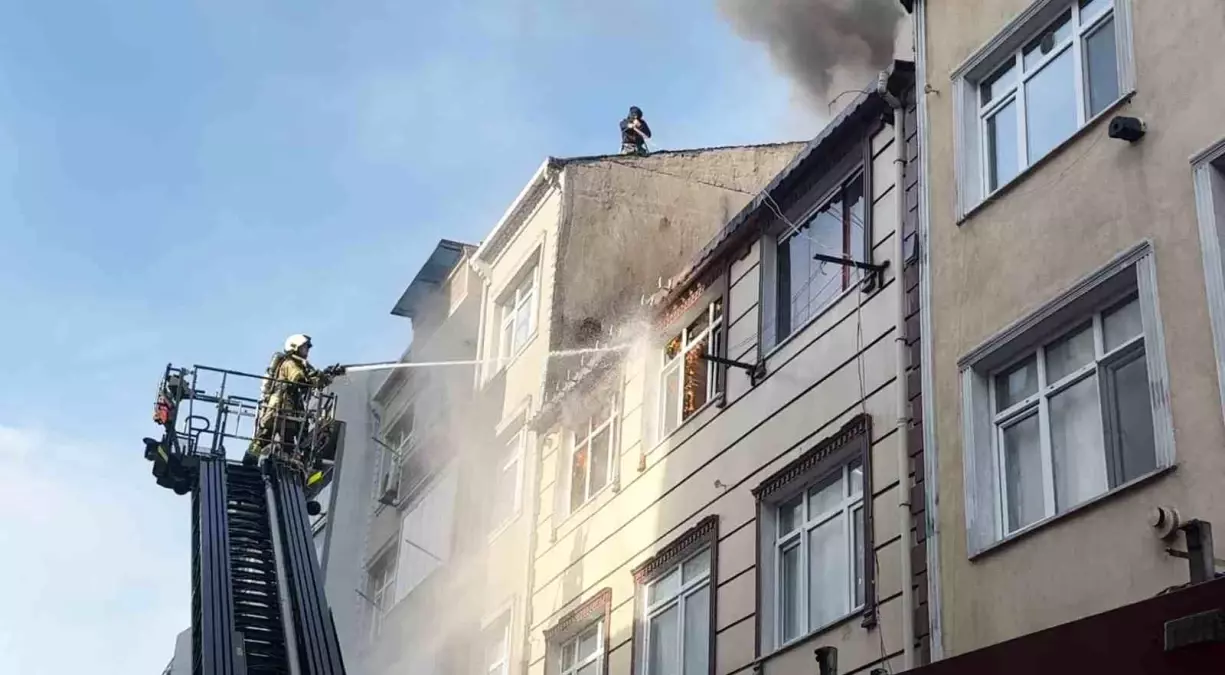 Küçükçekmece'de 3 katlı binanın çatı katı alev topuna döndü, vatandaş yangına bahçe hortumuyla müdahale etti