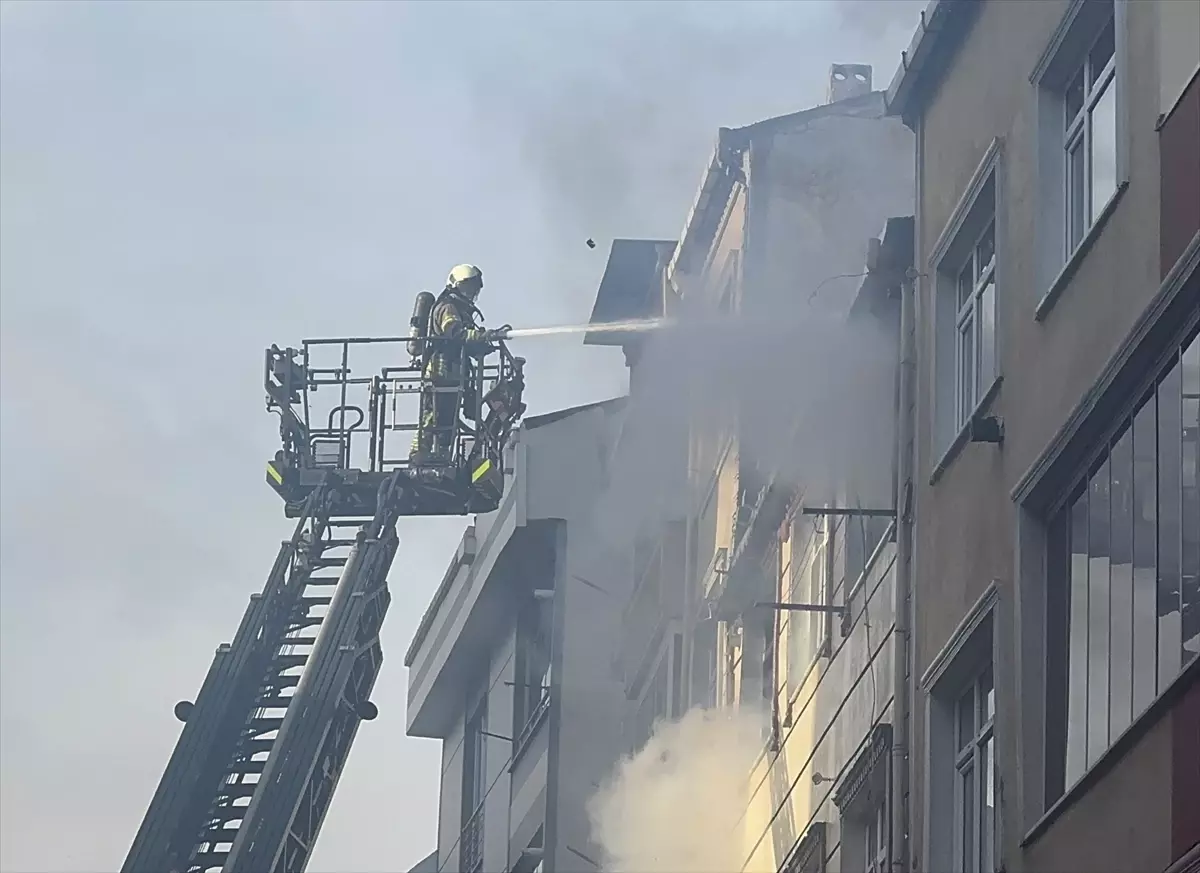 Küçükçekmece'de bir evde çıkan yangın söndürüldü