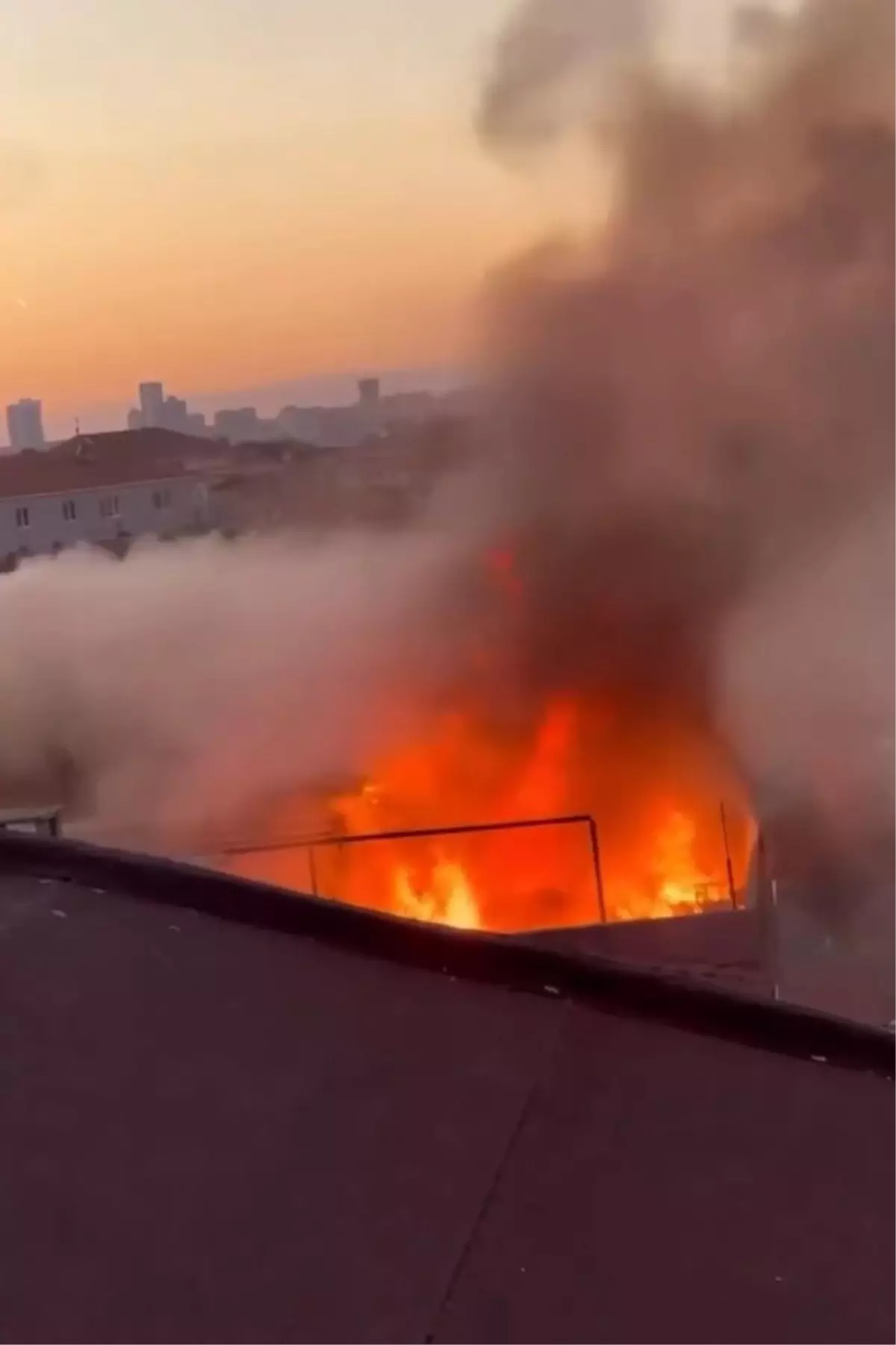 Küçükçekmece'de 3 katlı binada yangın