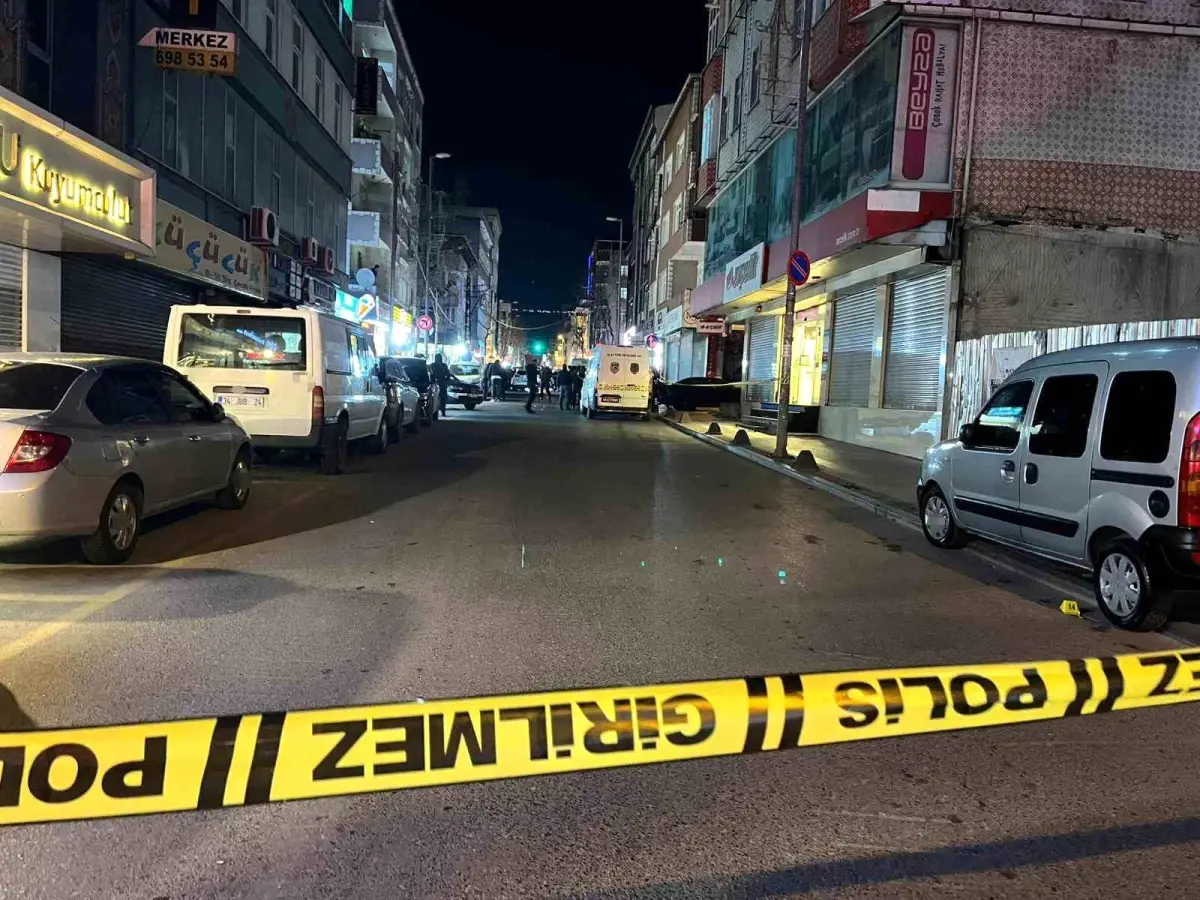 Küçükçekmece'de silahlı saldırı: 1'i ağır 3 yaralı