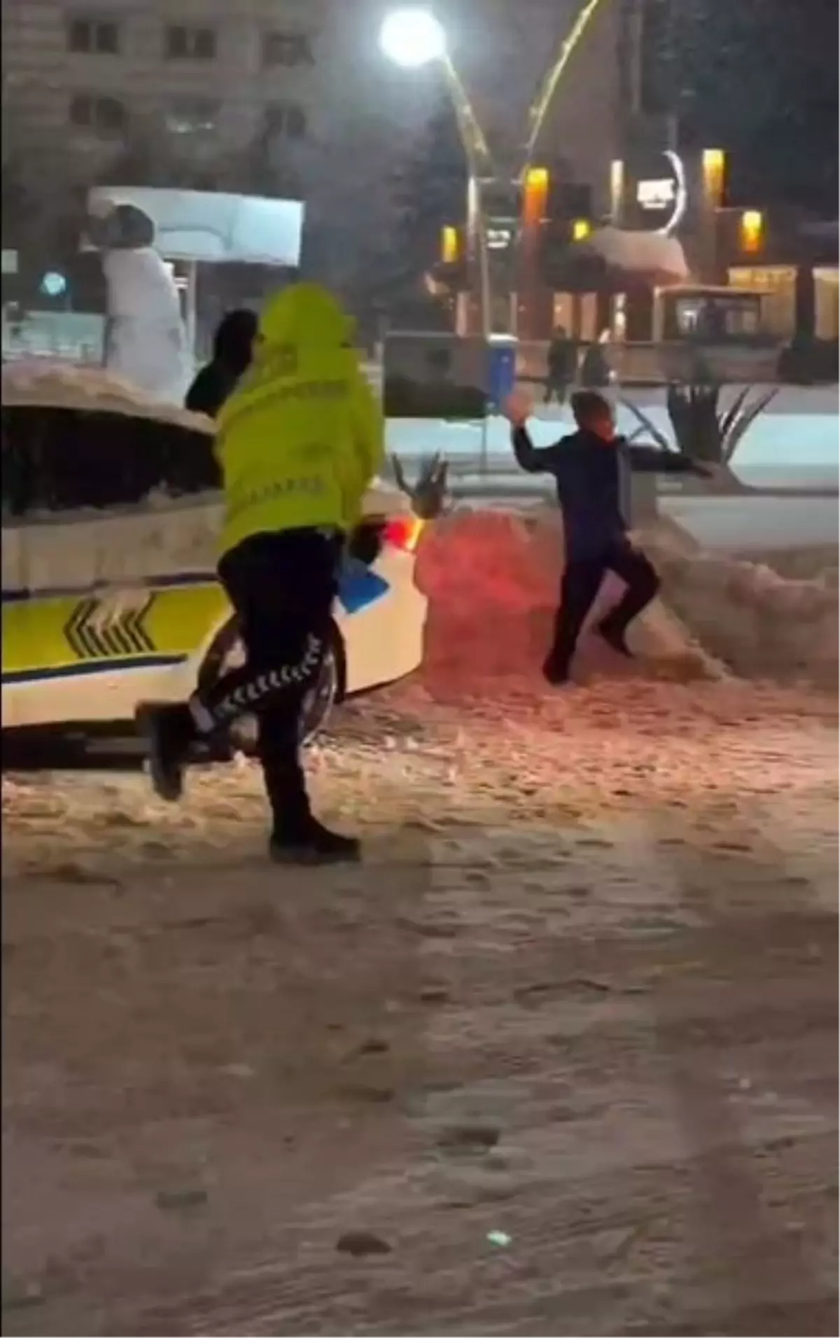 Mardin'de Trafik Polisleri Kar Topu Oynayan Çocuklara Eşlik Etti