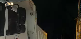 Mersin'de kara saplanan araçta mahsur kalan aile belediye ekiplerince kurtarıldı