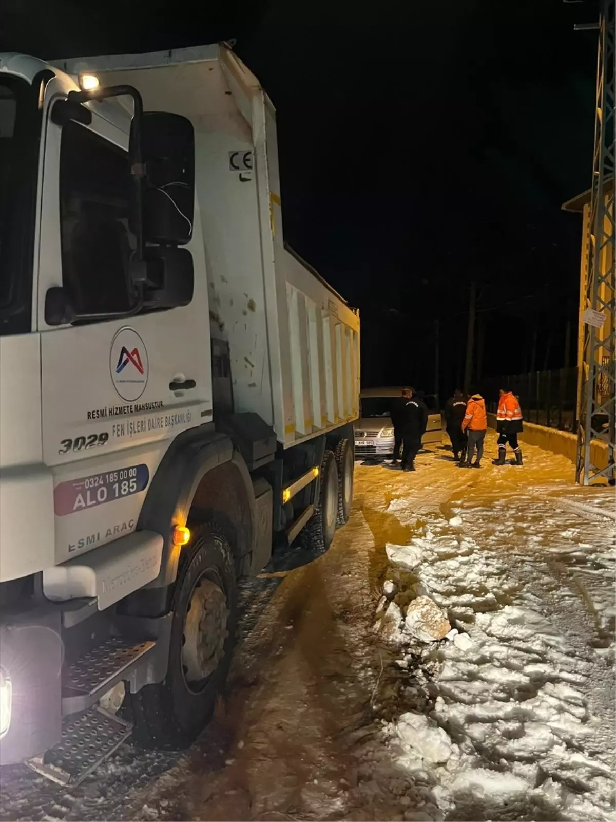Mersin'de kara saplanan araçta mahsur kalan aile belediye ekiplerince kurtarıldı