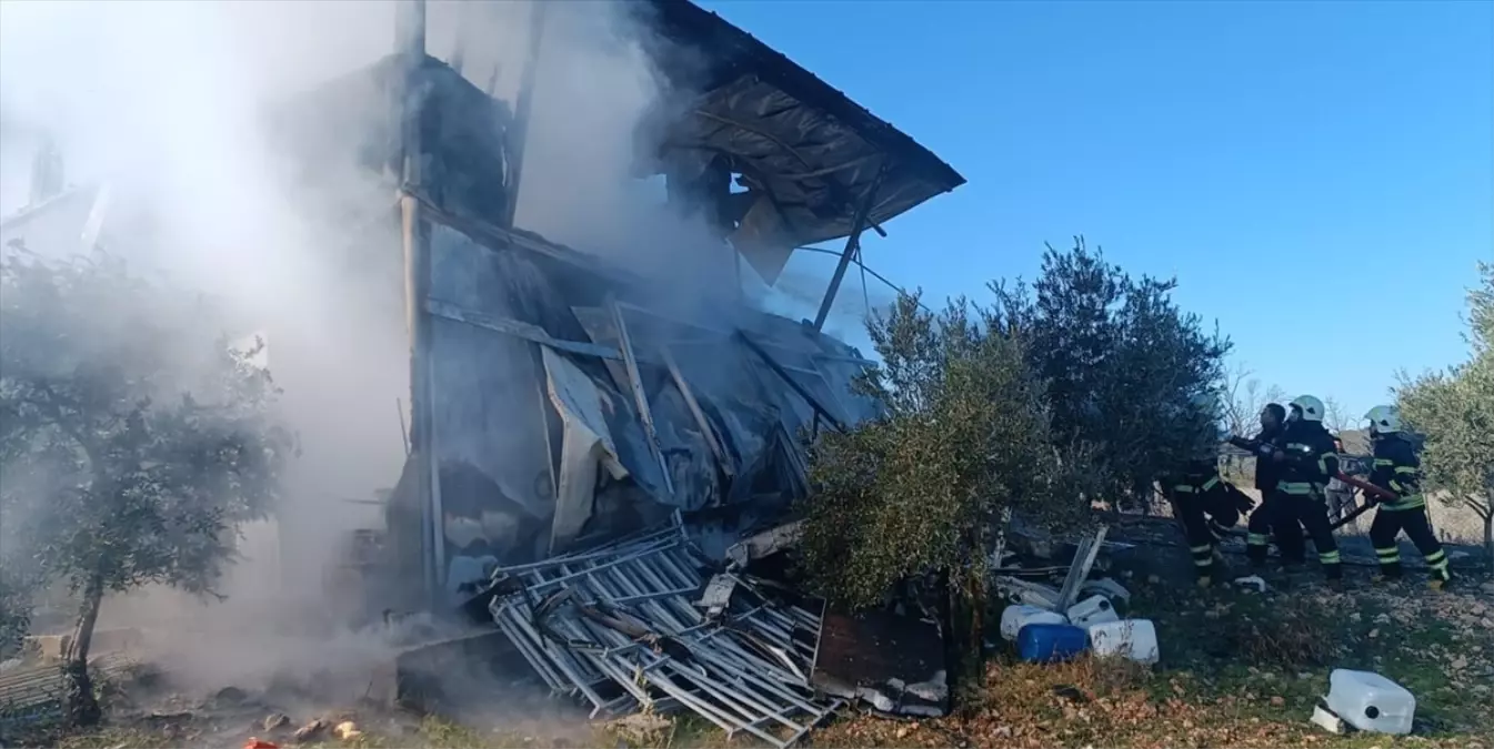 Muğla'da çıkan yangında prefabrik ev ile otomobil kullanılamaz hale geldi