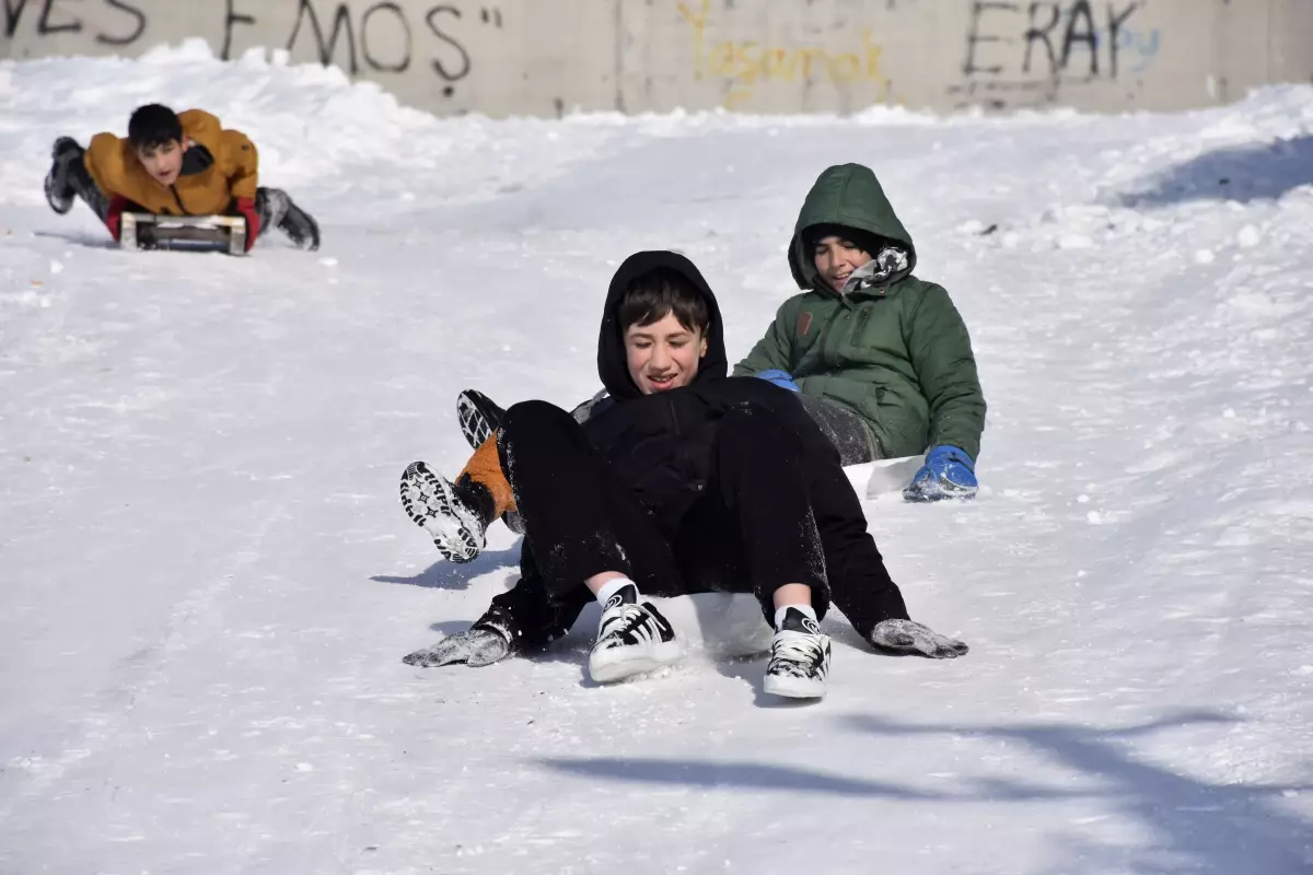 Okulların tatil edildiği Sivas'ta çocukların kızak keyfi