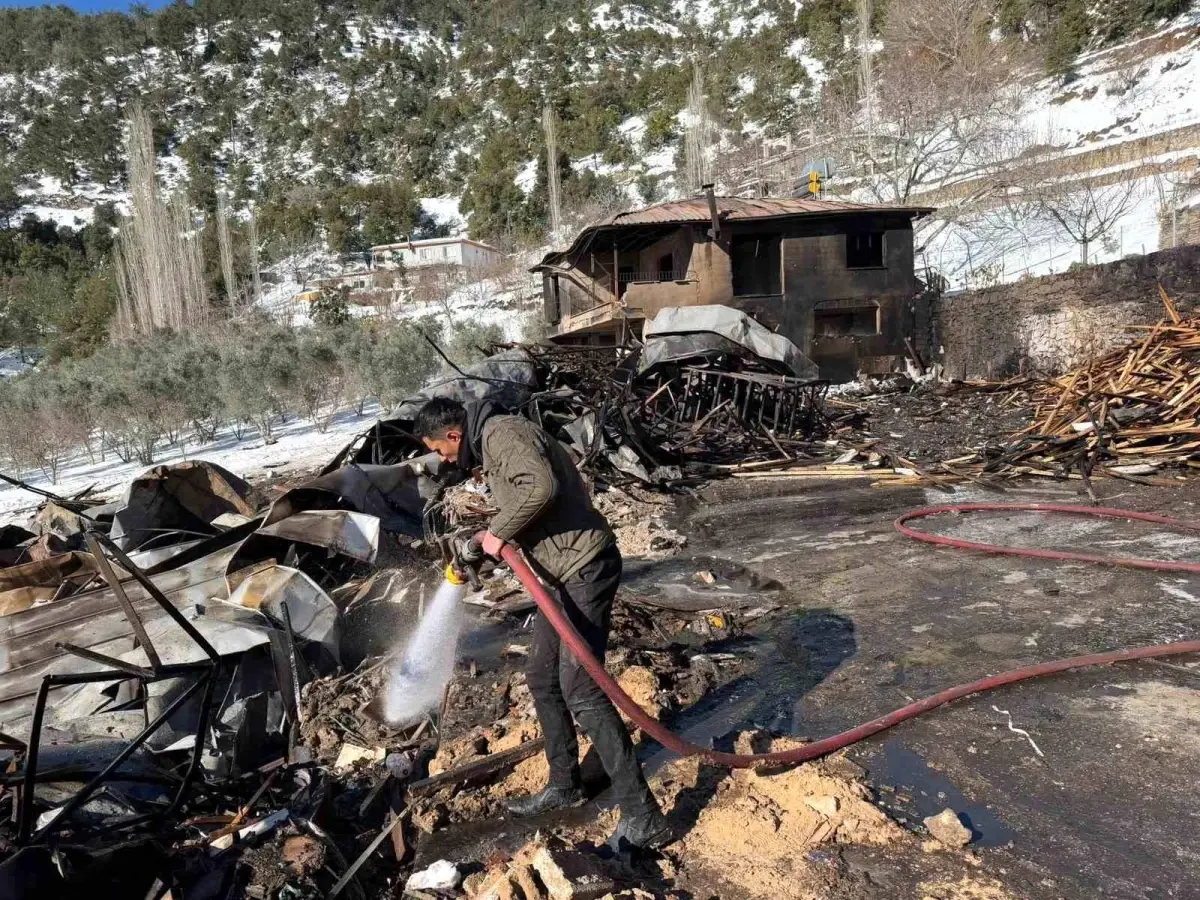 Osmaniye'de hızar atölyesi yangında kül oldu