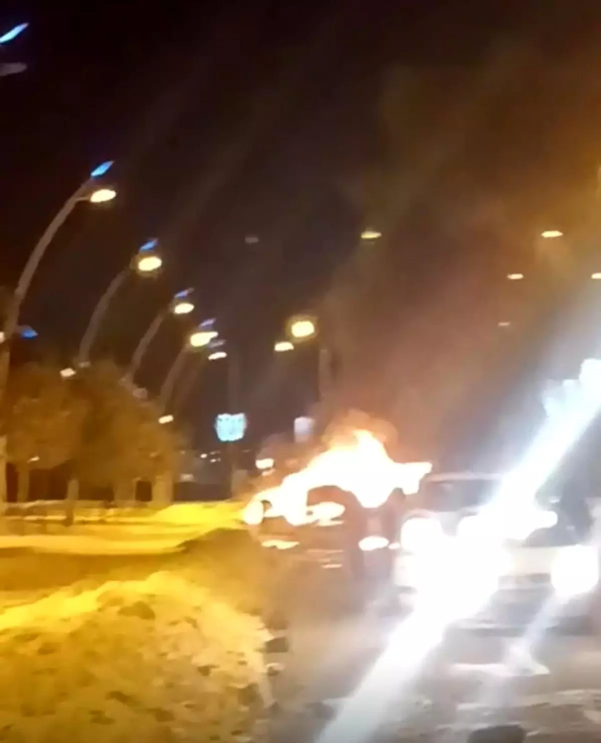 Park halindeki otomobil alev topuna döndü