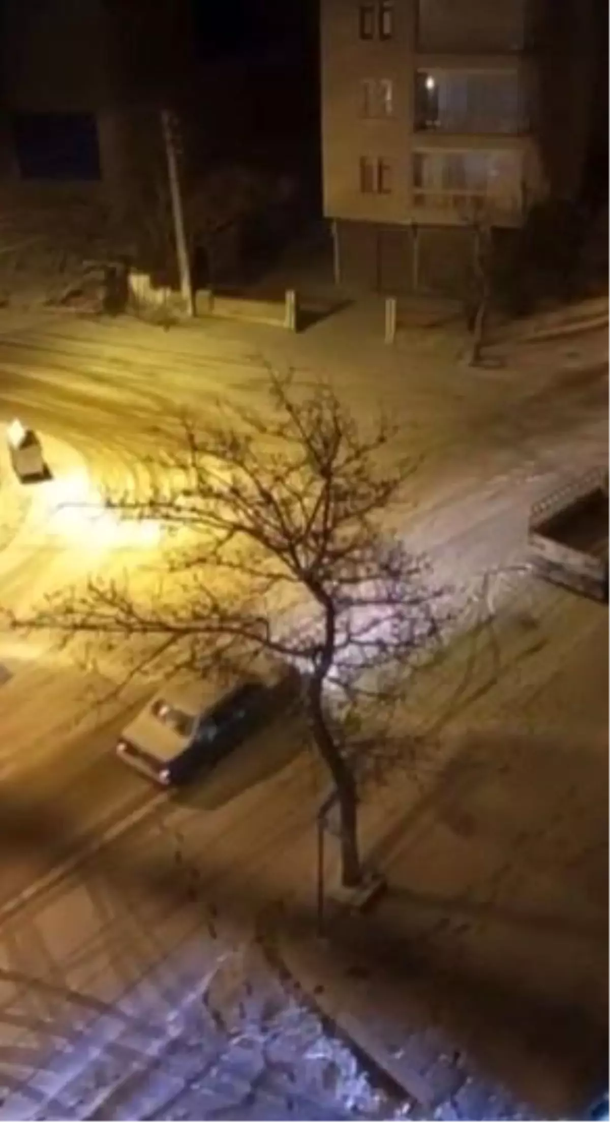 Polatlı'da kar yağışı yolları buz pistine çevirdi