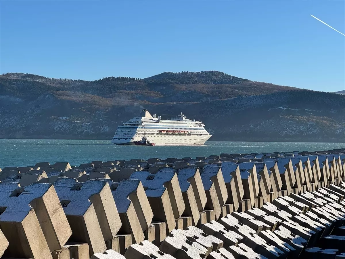 Rusya'dan Amasra'ya gelen yolcu gemisine rüzgar engeli