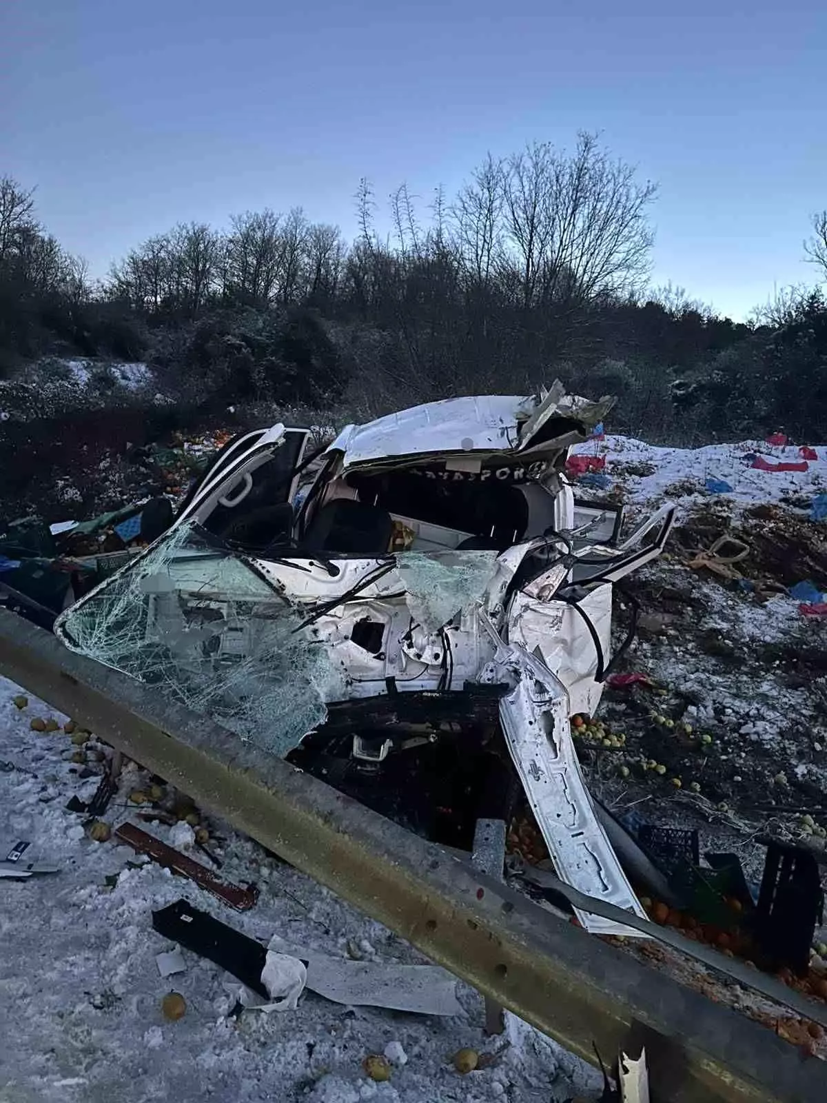 Sakarya'da kamyonet takla attı: Baba ve oğlu yaralandı