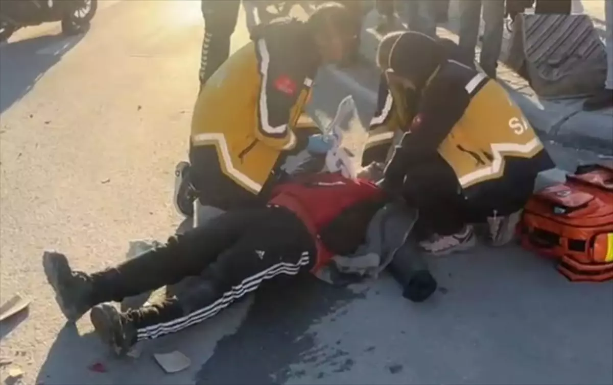 Samandağ'da kepçeyle çarpışan motosikletin sürücüsü yaralandı