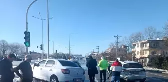 Samsun'da iki otomobilin çarpıştığı kazada 4 kişi yaralandı