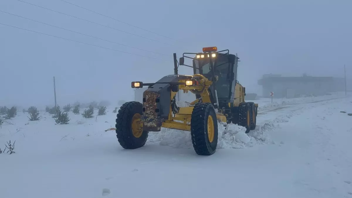 Şanlıurfa'da Karla Rekor Mücadele: 1554 Kilometrelik Yol Ağı Ulaşıma Açıldı