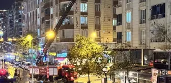 Siirt'te bir kafenin çatısına kar kütlelerinin düşmesi cep telefonu kamerasıyla kaydedildi