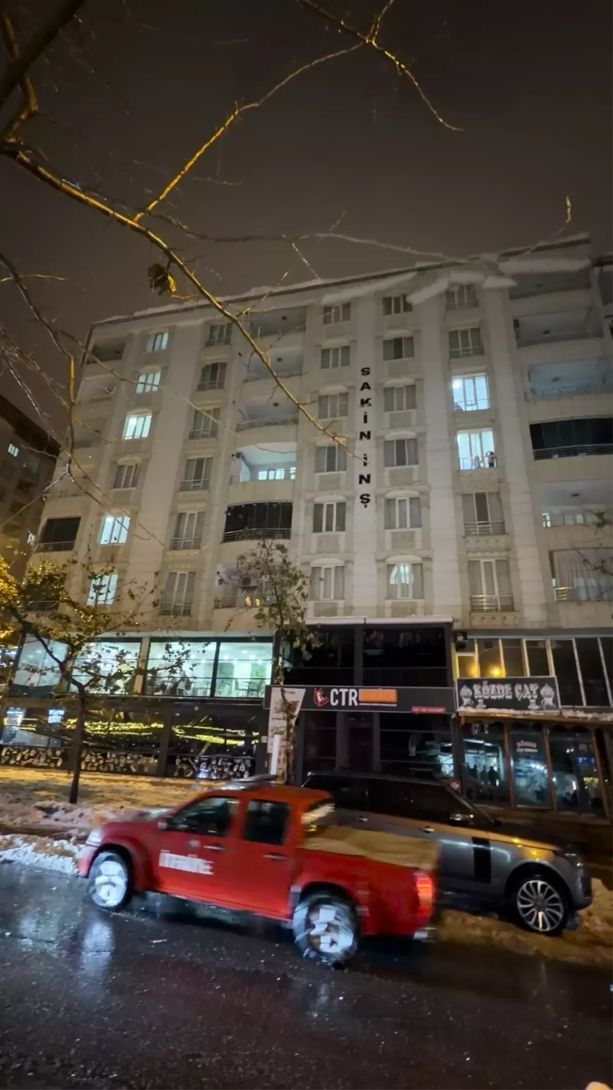 Siirt'te çatılardan düşen kar kütleleri araç ve iş yerlerinde hasara yol açtı