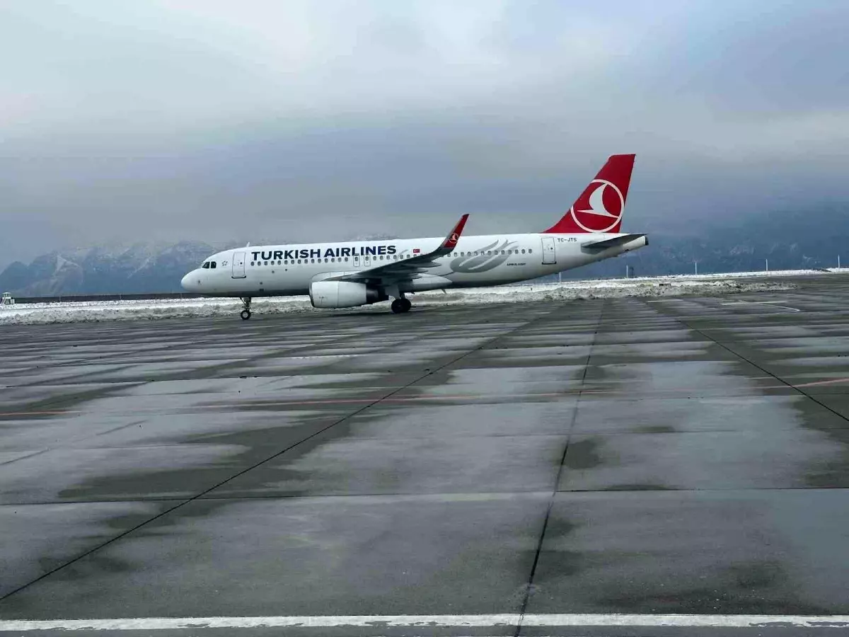 Şırnak Havalimanı'na 3 gün sonra ilk uçak indi