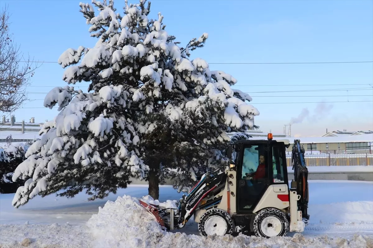 Sivas'ta Kızılırmak'ın bazı kısımları buz tuttu
