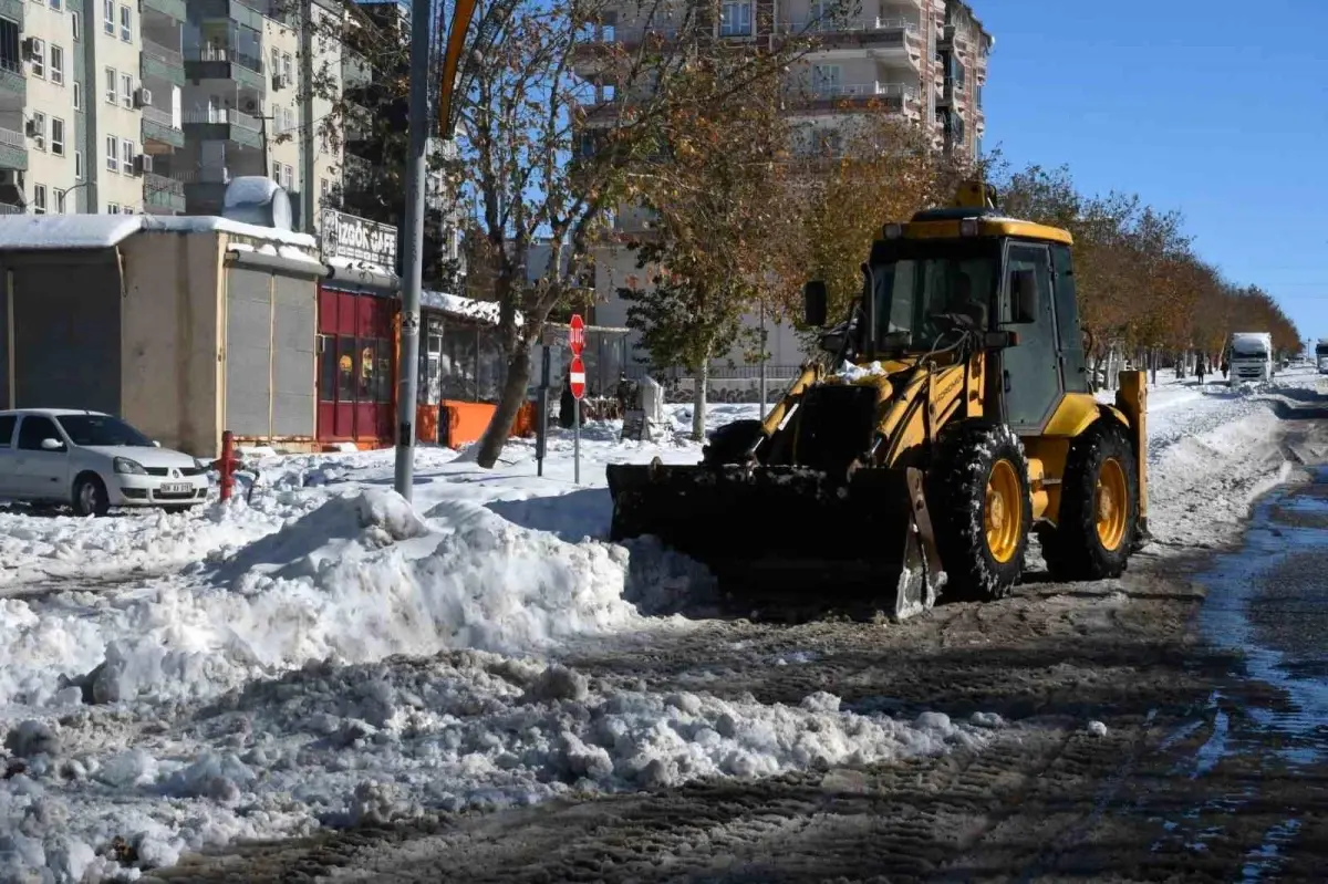 Siverek'te kar kütleleri kamyonlarla şehir dışına taşınıyor